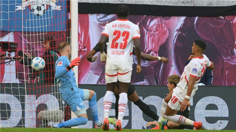 Leipzig bangt nach Freiburg-Sieg um Torhüter Gulacsi Freiburgs Ritsu Doan (2.v.r.) köpft zur Führung ein.