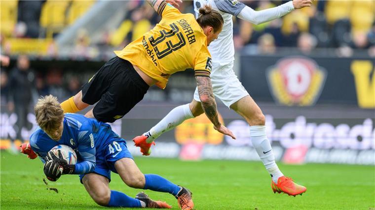 VfL Osnabrück verpflichtet Torwart Sauter aus Freiburg Freiburgs Torwart Niklas Sauter (l) wechselt nach Osnabrück.