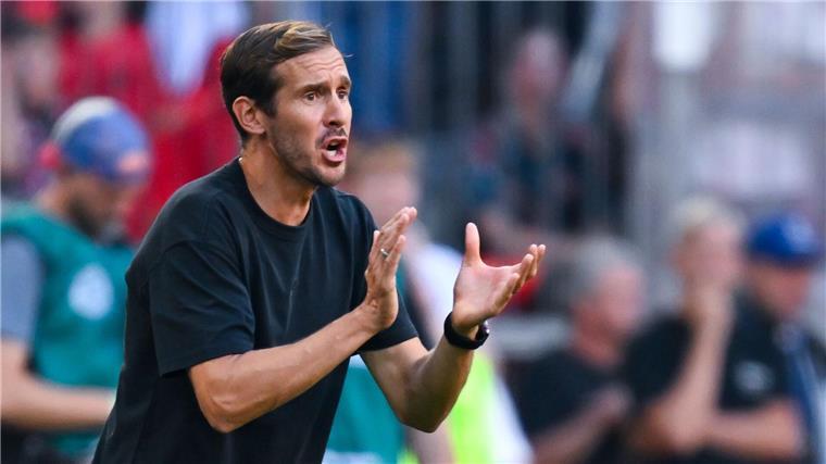 Erneut Kontroverse über Handelfmeter - „So ein Schwachsinn“ Freiburgs Trainer Julian Schuster feuert seine Spieler an.