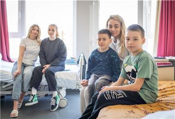 Freie Patientenzimmer, welche sonst für Privatversicherte zur Verfügung stehen, bieten aktuell eine Unterkunft für ukrainische Geflüchtete im Ameos Krankenhaus Seepark Geestland in Debstedt. Im Bild (von links): Alona mit Tochter Maria (hinten) sowie Jaroslav und Kiril mit Mutter Alla (vorn).