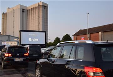 Freie Sicht von allen Plätzen: Erst bei Einbruch der Dunkelheit beginnt die Vorstellung im Autokino. Und das ist Ende Mai erst nach 22 Uhr.