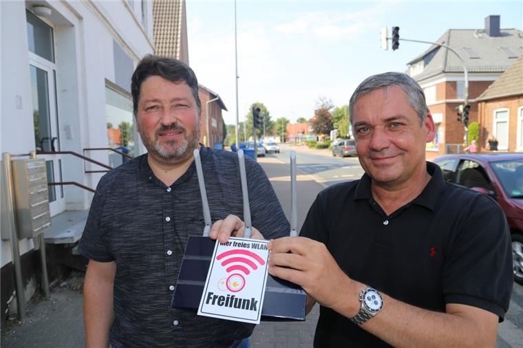 50 Knotenpunkte: Das freie WLAN hat in Hagen viele Freunde Freifunk in Hagen ist eine Erfolgsgeschichte: Ralf Appel (links) und Andreas Klimek haben sich dafür eingesetzt.