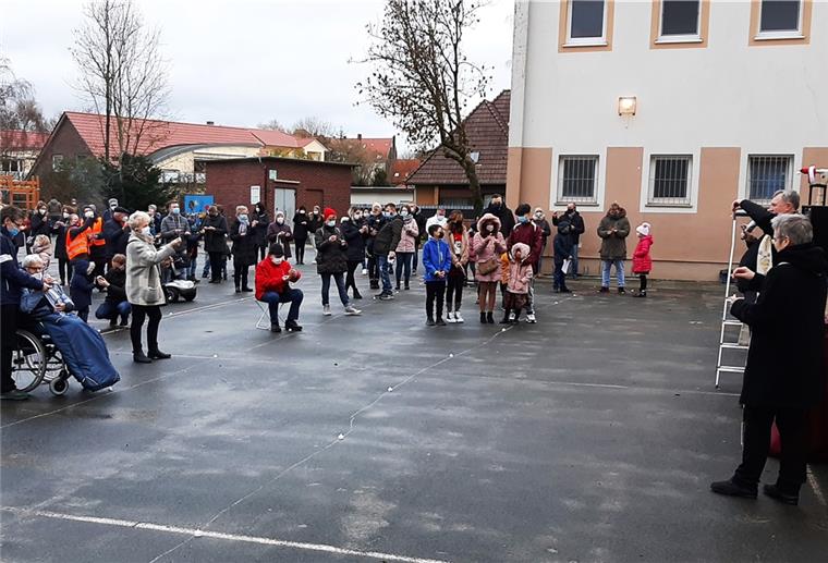 Gute Resonanz bei Freiluft-Krippenfeiern in Nordenham Freiluft-Krippenfeier am Heiligen Abend auf dem Schulhof der Willehad-Schule in Nordenham.