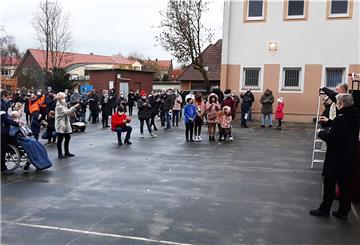 Freiluft-Krippenfeier am Heiligen Abend auf dem Schulhof der Willehad-Schule in Nordenham.