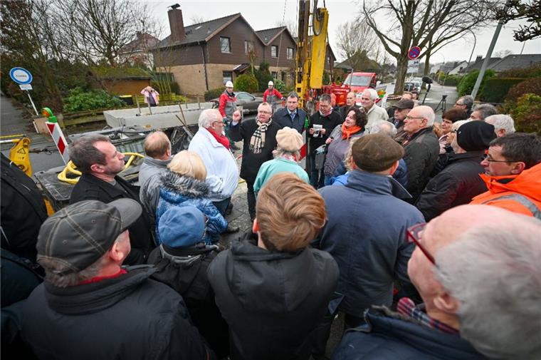 Freitagmittag versammelten sich vom Grundwasseranstieg betroffene Hausbesitzer, Politiker sowie Behördenvertreter in der Flettnerstraße in Bremerhaven, um sich über die Brunnenbohrung und die hydrologische Untersuchung informieren zu lassen.
