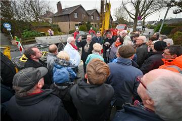 Freitagmittag versammelten sich vom Grundwasseranstieg betroffene Hausbesitzer, Politiker sowie Behördenvertreter in der Flettnerstraße in Bremerhaven, um sich über die Brunnenbohrung und die hydrologische Untersuchung informieren zu lassen.