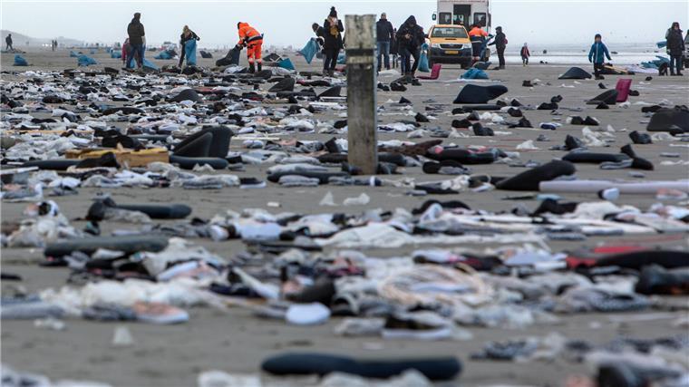 Wenn Frachter Ladung verlieren: Die schwierige Suche nach verlorenen Containern Freiwillige sammelten Anfang 2019 am Strand der niederländischen Insel Ameland angespülte Waren ein, die aus den über Bord gegangenen Containern der MSC Zoe stammten. Andernorts machten Anwohner und Touristen als moderne Strandpiraten Beute.