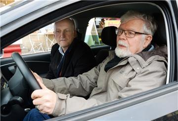 Freiwillige Sicherheitstrainings oder Rückmeldefahrten, wie sie Fahrschulen zum Teil anbieten, seien sinnvoll, betont der Gerontologe Georg Rudinger.