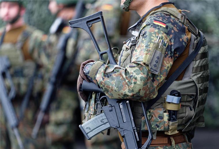 Ein Soldat der Bundeswehr.  Freiwilliger Einsatz mit Wirkung: Auch Wehrdienst zählt zur Rentenzeit.