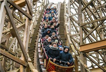 Besucher während der Eröffnung des «Pre-Opening» zur 50. Saison im Europa-Park.