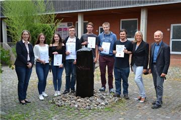 Freude bei den Prüflingen am Kivinan in Zeven: Die Englischlehrerinnen Saskia Kotsch (links) und Frauke Fröhlich (Zweite von rechts) sowie Schulleiter Eckhard Warnken (rechts) überreichten Janina Fischer, Jana Schumacher, Justin Noel Monsees, Sven Nico Aden, Willi Leppert und Rudolf Mensendiek sowie Melissa Weseloh (nicht auf dem Foto) die Zertifikate.