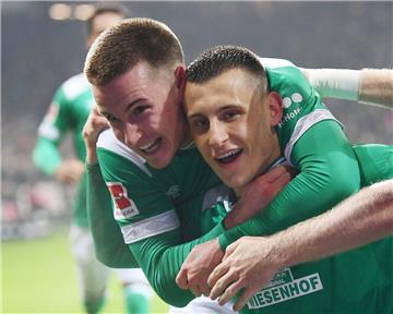 Freude bei Werder Bremen: Maximilian Eggestein (rechts) jubelt mit seinem Bruder Johannes über sein Tor.