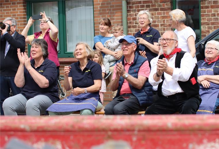 Richtfest in Wilstedt: Ein Meilenstein für zwei Vereine Freude herrscht bei Vereinsmitgliedern und Besuchern am Freitagnachmittag beim Richtfest am Wilstedter Heimathaus.
