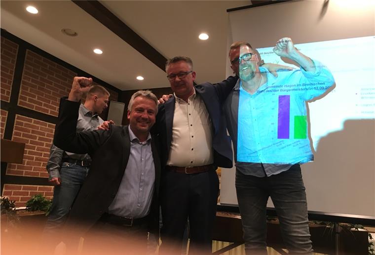 Andreas Wittenberg bleibt Bürgermeister in Hagen Jubel in einem Saal vor einer Leinwand