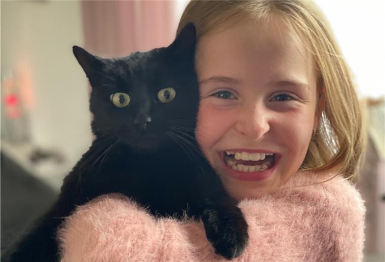 Wesermarsch: Freude über das Wiedersehen mit Kater Jojo Freude über die Wiedervereinigung: Natalie Kümpel nimmt Kater Jojo in den Arm.
