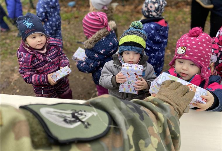 Seedorfer Soldaten helfen dem Weihnachtsmann Freude über Geschenke vom Weihnachtsmann gab es im Selsinger Kindergarten „Die Arche“, überreicht von Soldaten der Bundeswehr aus der Kaserne Seedorf. Foto: