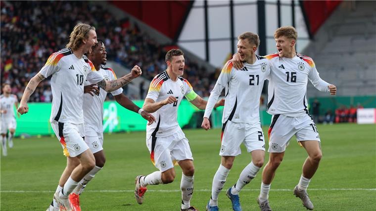 „Geiles Gefühl“: U21 reist als Gruppensieger zur EM Freude über Gruppensieg und EM-Ticket.