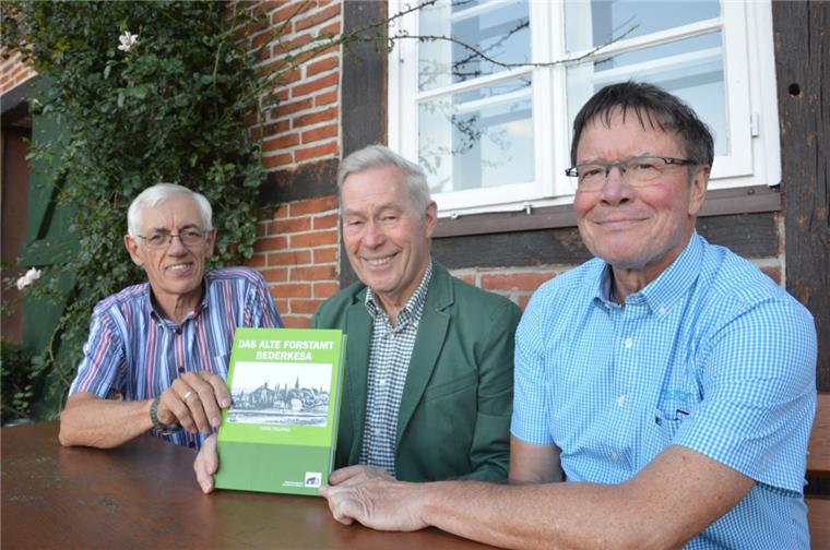 Neues Buch übers alte Forstamt Bederkesa: Blättern, lernen, staunen Freude übers informative Werk (von links): Hans-Hermann Wetjen, stellvertretender Vorsitzender des Verschönerungsvereins (VV), Buchautor Dierk Tielking und Jörg Schliwen, Vorsitzender des VV, bei einer gemeinsamen „Probelesung“ am Amtshaus in Bad Bederkesa.