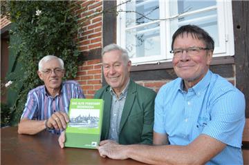 Freude übers informative Werk (von links): Hans-Hermann Wetjen, stellvertretender Vorsitzender des Verschönerungsvereins (VV), Buchautor Dierk Tielking und Jörg Schliwen, Vorsitzender des VV, bei einer gemeinsamen „Probelesung“ am Amtshaus in Bad Bederkesa.