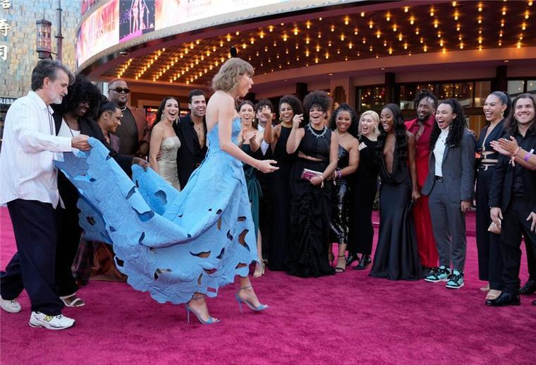 Taylor Swift feiert Filmpremiere in Los Angeles Freude und Ausgelassenheit bei Taylor Swift und ihrem Team.