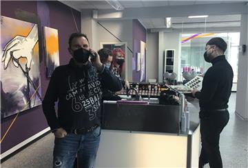 Freude und Hochbetrieb bei der Terminvergabe: die Friseure dürfen ab Montag,1 März, unter hohen Sicherheitsauflagen wieder öffnen. 