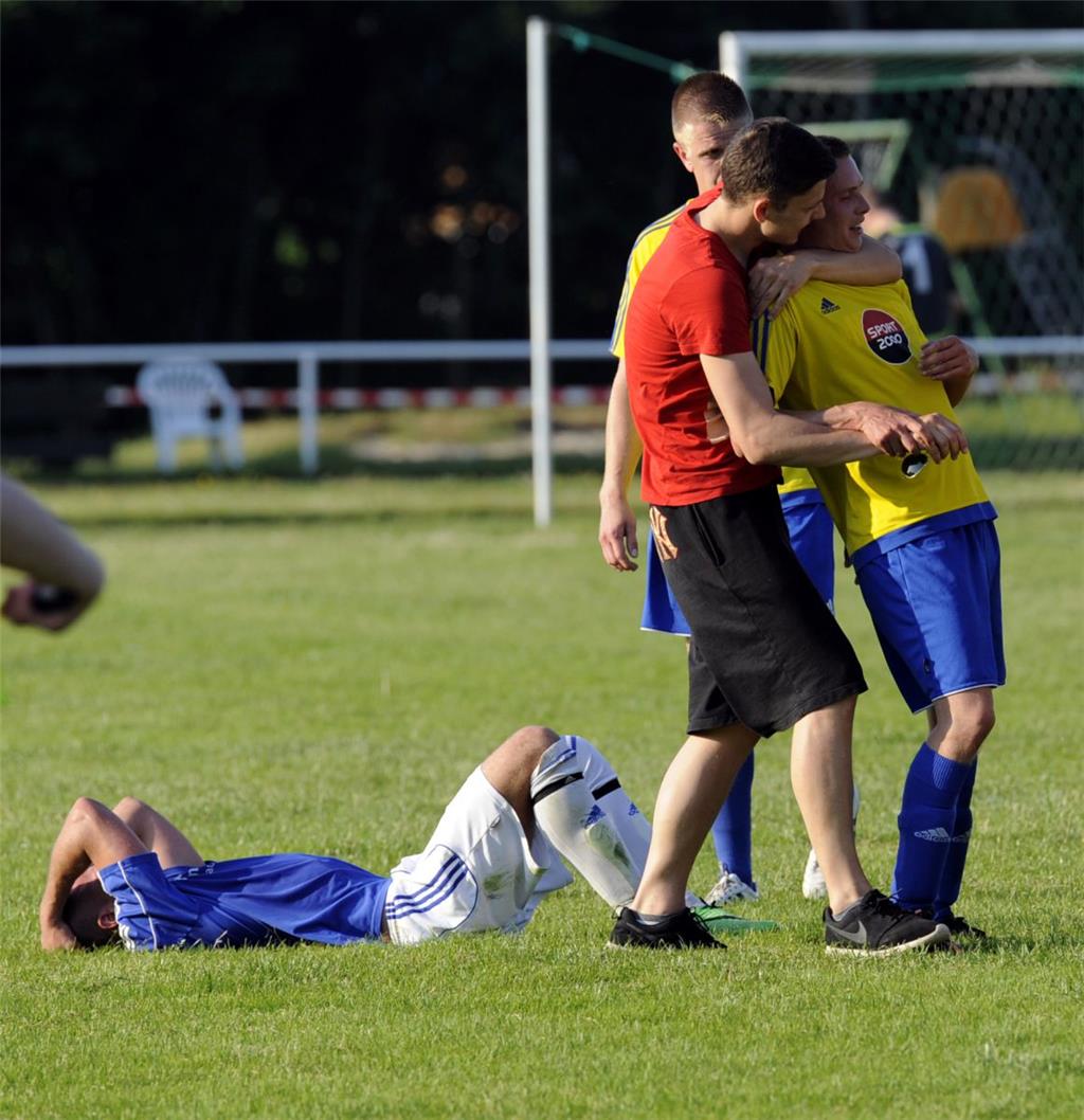 Freude und Leid liegen dicht zusammen. Die Surheider feiern, die Spieler des FC ...