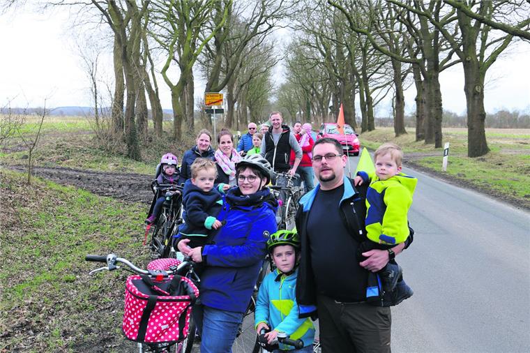 Freudentag für die Flögelner. Sie setzen sich seit Jahren für einen Radweg an der K 18 nach Bad Bederkesa ein. Familie Ruge mit (vorne von links) Lukas, Jenny, Jan, Lars und Nils ist sich sicher, dass sie die neue Verbindung ausgiebig nutzen wird.