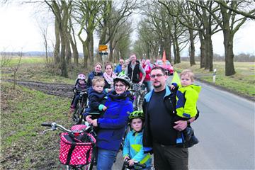 Freudentag für die Flögelner. Sie setzen sich seit Jahren für einen Radweg an der K 18 nach Bad Bederkesa ein. Familie Ruge mit (vorne von links) Lukas, Jenny, Jan, Lars und Nils ist sich sicher, dass sie die neue Verbindung ausgiebig nutzen wird.