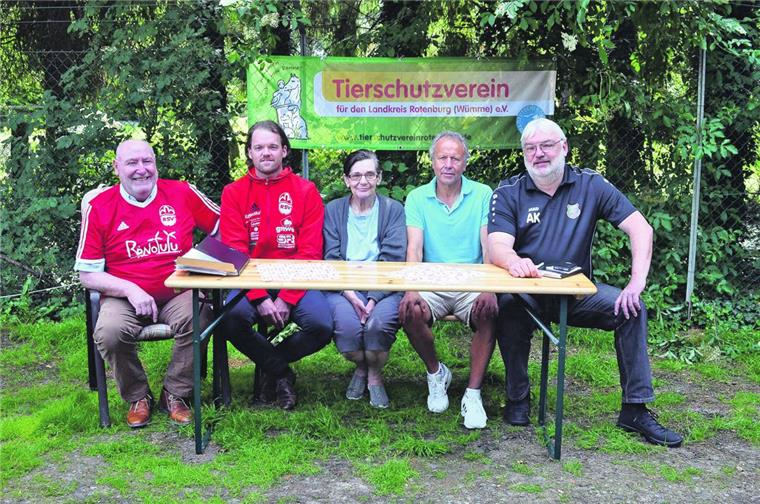 Heeslinger SC und Rotenburger SV spielen für den Tierschutzverein Freuen sich auf das Benefizspiel für den Tierschutzverein (von links): Paul Metternich, Tim Ebersbach (beide Rotenburger SV), Regina Buchhop (Tierheim Rotenburg) sowie Hansi Bargfrede und Andreas Kurth (beide Heeslinger SC).