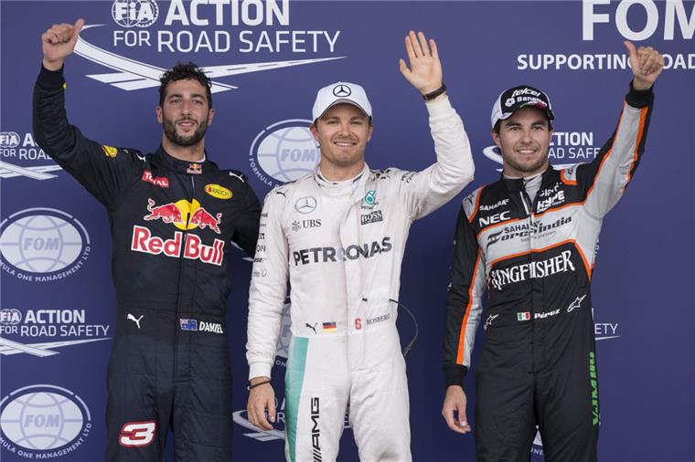 Formel 1: Rosberg holt Pole in Baku - Rivale und Weltmeister Hamilton patzt Freuen sich auf das morgige Rennen: Nico Rosberg (Mitte), Daniel Ricciardo (links) und Sergio Perez.