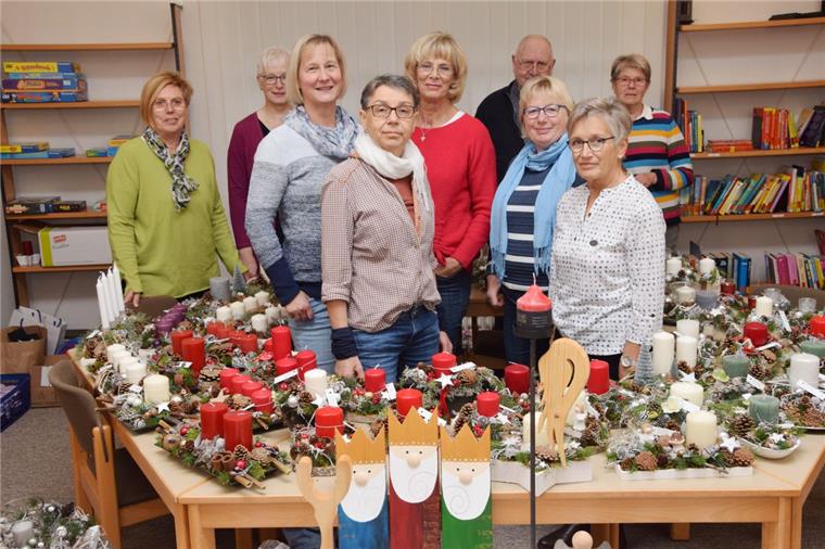 Wieder großer Basar in Nordenhamer St.-Willehad-Pfarrheim Freuen sich auf den Martinsbasar (von links): Maggie Hilgen, Ulrike Lohe, Andrea Kampen, Gerti Schmieder-Dudeck, Trudie Stuijt, Jürgen Tiemann, Edith Adler, Waltraud Scholz und Hannelore Engel.