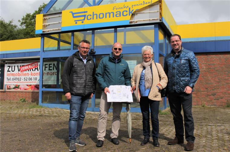Freuen sich auf den Netto-Markt in Hagen (von links): Bürgermeister Andreas Wittenberg (parteilos), Planer Karl-Heinz Herburg, Ortsvorsteherin Giesela Schwertfeger (CDU) und Verkäufer Roy Schomacker.