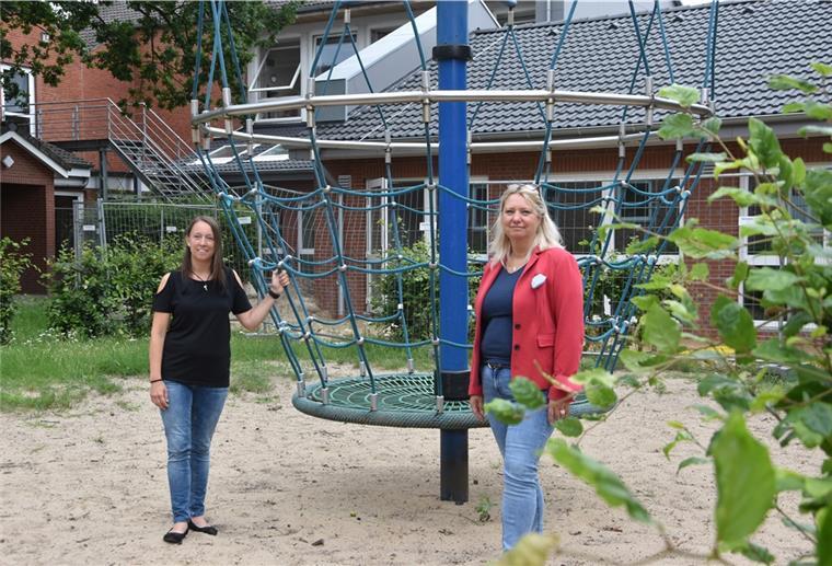 Lunestedter setzen große Hoffnungen in neuen Hort Freuen sich auf den neuen Hort in Lunestedt, der im Hintergrund zu sehen ist: Maria Breuer (links), Leiterin der Kita „Lunestedter Schmetterlinge“, und die Leiterin der Grundschule, Ines Woyciniuk.
