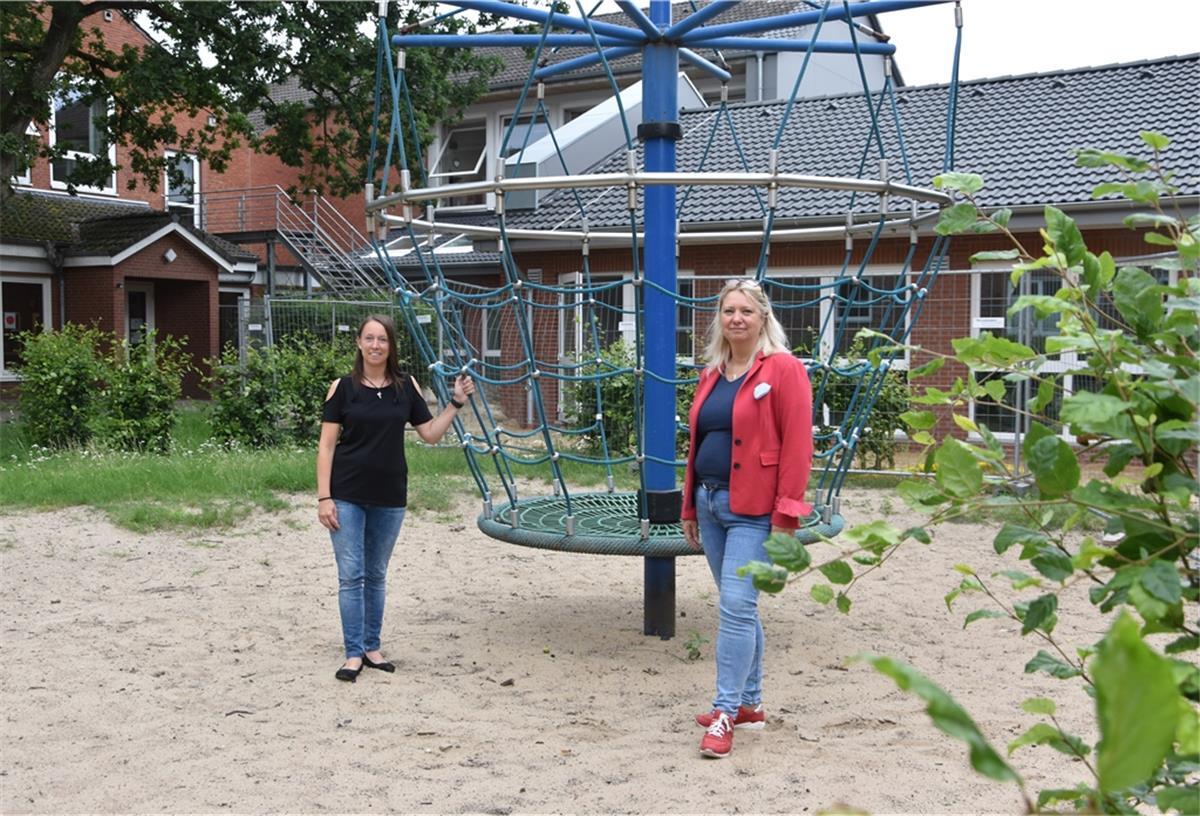 Freuen sich auf den neuen Hort in Lunestedt (im Hintergrund zu sehen), der am 2. September in Betrieb geht: Maria Breuer (links), Leiterin der Kita "Lunestedter Schmetterlinge", und Grundschul-Leiterin Ines Woyciniuk. Foto Schröder