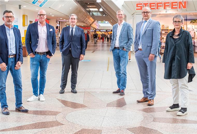 Bremerhaven sucht einen City-Manager Freuen sich auf den noch unbekannten Kümmerer und Vernetzer: Die City-Initiative - von links Joachim Haack, Sven Frerichs, Ralf Steinebrunner, Michael Arzenheimer, Jörn Langfermann und Christiane Lührs - sucht Bremerhavens City-Manager. Foto: Hartmann