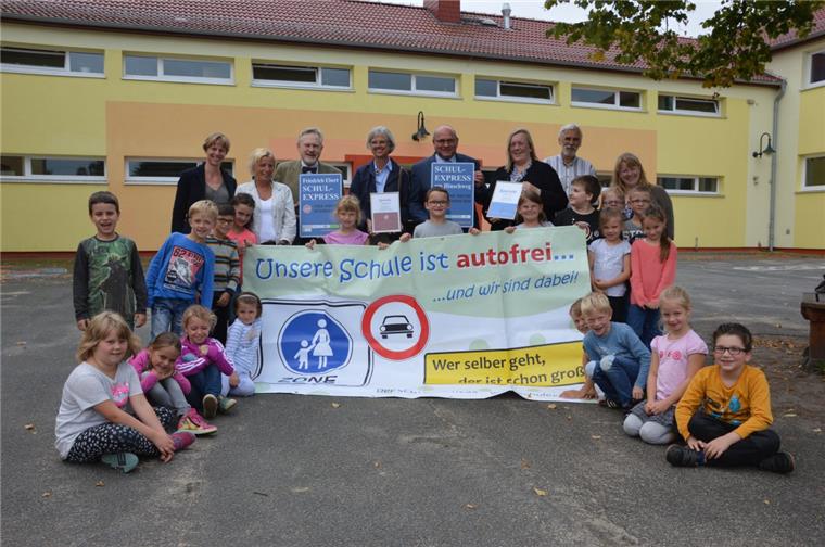 Freuen sich auf den Start des Schulexpress an der Grundschule am Hinschweg: Schüler, Eltern, Lehrer, Sponsoren und Organisatoren.