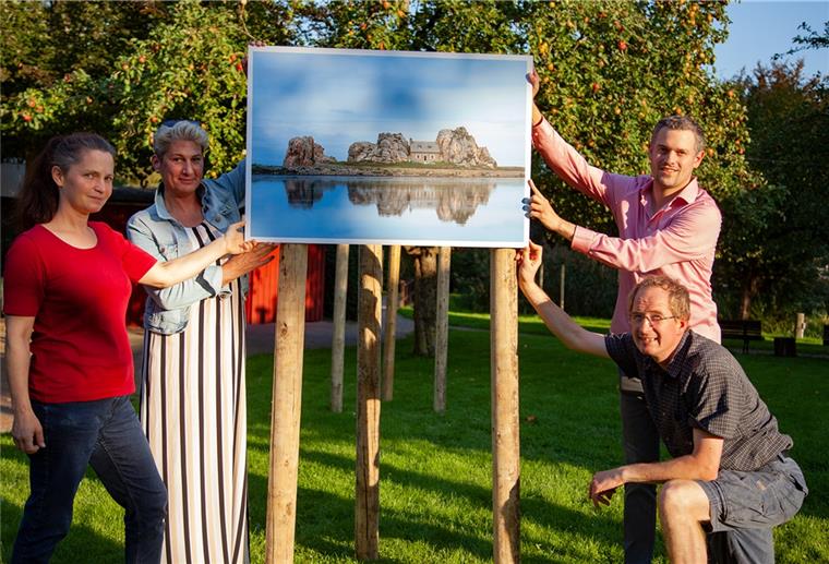 Fotoausstellung im Kurpark Wremen: Klein-Bretagne an der Nordsee Freuen sich auf die erste Wremer Open-Air-Langzeit-Galerie (von links) im Wremer Kurpark: Astrid Stoppel, Luise Krings, Enno Dummer (stehend) und Jan-Hinrik Dircksen.