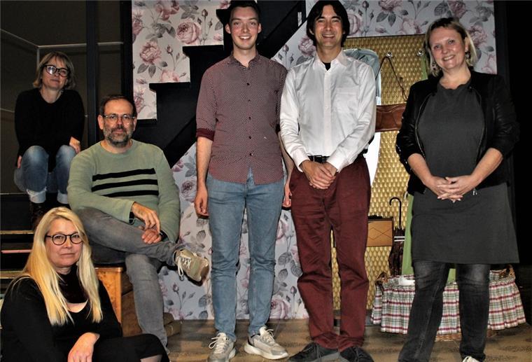 Stadttheater Bremerhaven zeigt Musical „Haispray“ Mitarbeiter des Stadttheaters Bremerhaven stehen auf einer Theaterbühne und posieren für ein Foto.
