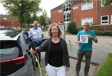Freuen sich auf die Ideen der Bürgerinnen und Bürger, um die Gemeinde nachhaltiger zu machen (von links): Bürgermeister Guido Dieckmann, seine Stellvertreterin Claudia Lühmann und der Nachhaltigkeits-Experte der Gemeinde, Martin Borgwart. Mobilität soll nur eines der Themen sein.