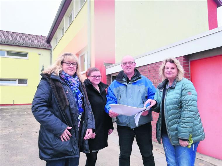 Freuen sich auf die Mensa, die an dieser Stelle der Schule entstehen soll (v. links): Iris Dittmann, Teamleiterin Jugend, Sport und Soziales in der Stadt Geestland, Schulleiterin Isabel Zirbes, Projektleiter Günter Meyer (Stadtverwaltung) und Monika Hahn, Sekretärin und Mitkoordinatorin.