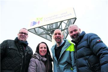 Freuen sich auf die Regiomesse, die erstmals im Gewerbe- und Technologiepark in Sievern stattfinden wird (von links): Bürgermeister Thorsten Krüger, Katja Beier von der Wirtschaftsförderung sowie Jan-Oliver Hoops und Ertan Yildirim, beide Eigentümer des Areals am Grasweg.  