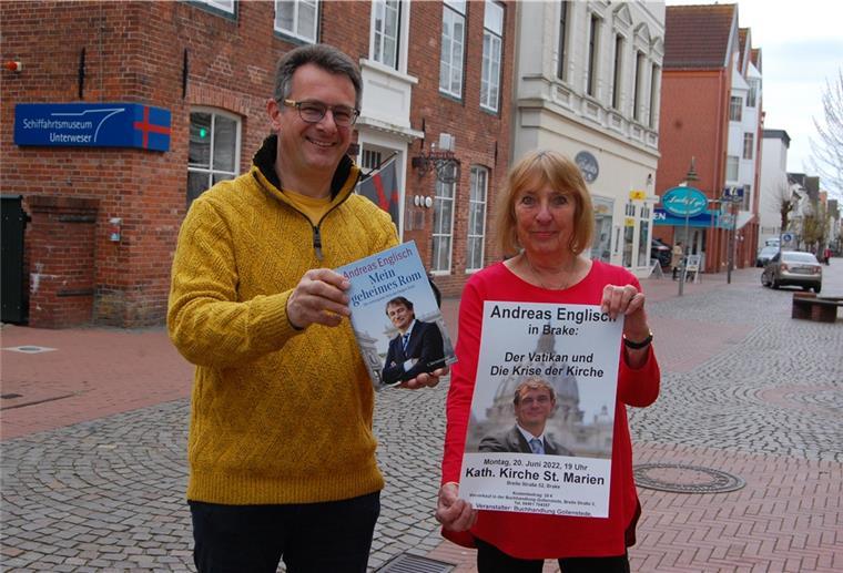 Freuen sich auf die Veranstaltung mit Andreas Englisch am 20. Juni: Pastor Wolfgang Schmitz und Eleonore Gollenstede. Die Karten dafür gibt es bereits.