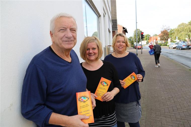 Erstmals Interkulturelle Woche in Hagen, Beverstedt & Loxstedt Freuen sich auf die Veranstaltungen der Interkulturellen Woche in den Gemeinden Hagen, Beverstedt und Loxstedt: Nestwerk-Vorsitzender Wolfgang Steen, Integrationsbeauftragte Daniela Plugge und ihre Kollegin Martina Hägermann (rechts).