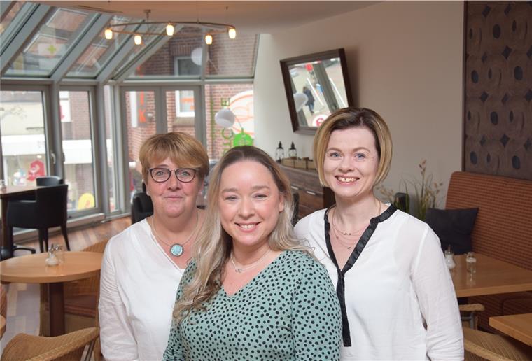 Team das Stadtcafés freut sich auf Wiedereröffnung Freuen sich auf die Wiedereröffnung des Stadtcafés am 16. März: Inhaberin Margarita Tchankotadze (Mitte), Nina Strietzel (rechts) und Kathrin Karagaruran-Büssow.