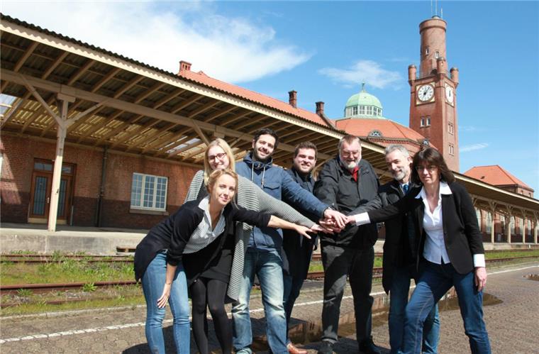Freuen sich auf die Zukunft in den Hapag-Hallen: Katharina Wagner, Judith Reimann, Daniel Schneider und Marc Engelke vom Deichbrand-Team, Horst Koperschmidt vom Verein Jazz und Folk sowie Hans-Gerd Janssen und Bärbel Drud von der Halleneigentümerin NiedersachsenPorts.  Foto Leuschner