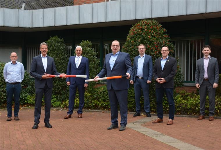 Schnelles Internet für Schiffdorf und Geestland Freuen sich auf die Zusammenarbeit: Michael Dähn (Gemeinde Schiffdorf, von links), der Schiffdorfer Bürgermeister Klaus Wirth, Ernst-Dietrich Braetsch (Leiter Gebietsentwicklung Nord Deutsche Glasfaser), Geestlands Bürgermeister Thorsten Krüger, Thomas Breer (Projektleiter Vertrieb Deutsche Glasfaser), Heiko Ullrich (Stadt Geestland) sowie Christian Morag (Junior Projektleiter Vertrieb Deutsche Glasfaser).
