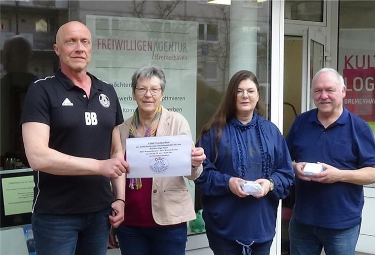 Übergabe von Freikarten für ein Fußballspiel des OSC Bremerhaven