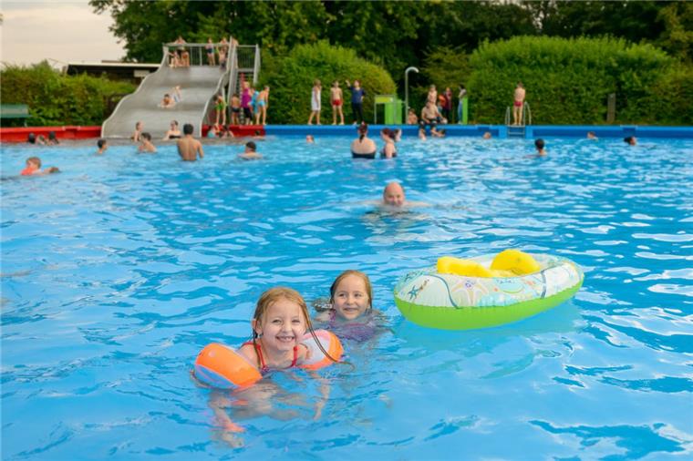 Freuen sich auf eine Woche Freiluft-Baden mehr:  Alysha (links) und Melody gehören zu den 1150 Wasserratten an diesem Sonntag. 