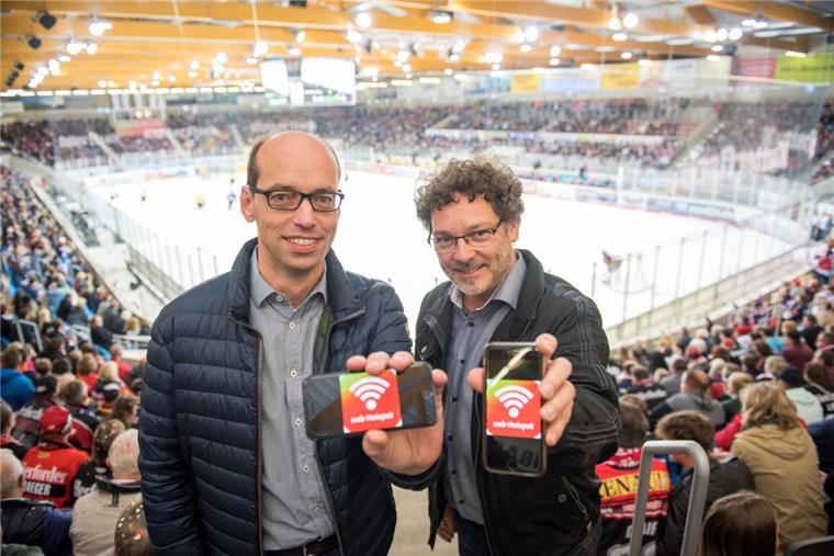 Ab 2018: Freies WLAN in Stadthalle und Eisarena in Bremerhaven Freuen sich auf freies WLAN in der Stadthalle und Eisarena in Bremerhaven: Axel Siemsen, Geschäftsführer swb Bremerhaven (links) und Stadthallen-Chef Raymond Kiesbye.
