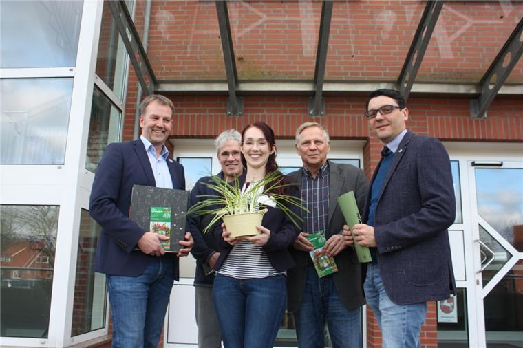 Offene Gartenpforte 2020: Teilnehmer aus der Region gesucht Freuen sich darauf, im Juni zahlreiche Gärten zu entdecken (von links): Beverstedts Bürgermeister Guido Dieckmann (parteilos), Gemeindemitarbeiter Martin Borgwart. Julia Weber (Regionalforum Unterweser), Wilfried Töpfer (Vorsitzender "Grüner Kreis") und Sven Sonström von der Gemeinde Loxstedt.